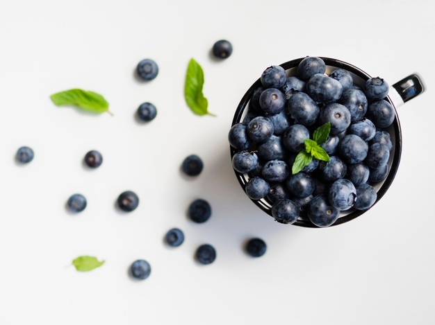 arandano-maduro-hojas-verdes-taza_23-2148196308